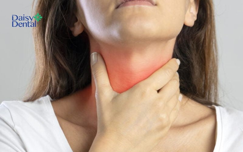 Nuốt nước bọt đau tai do viêm amidan