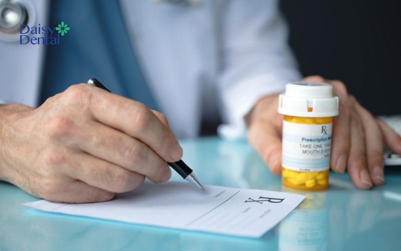 Sử dụng thuốc theo hướng dẫn của bác sĩ để điều trị đau nhức tai khi nuốt nước bọt