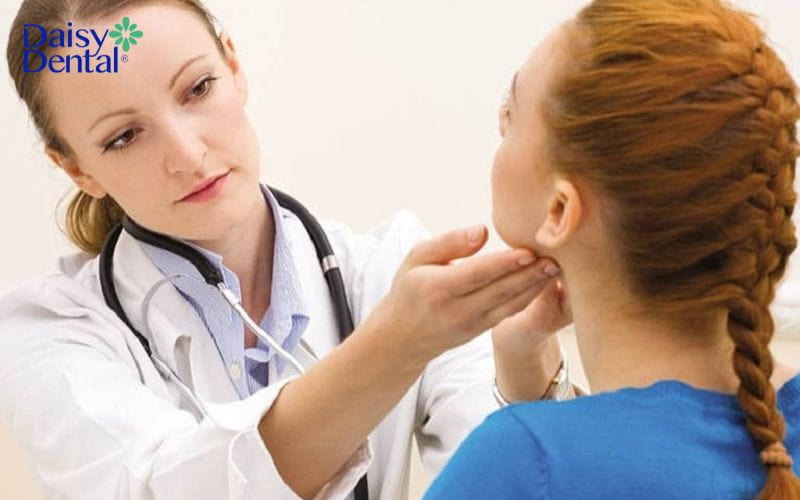 Nuốt nước bọt thấy vướng ở cổ họng