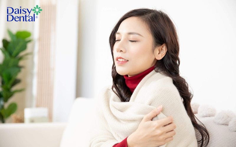Nuốt nước bọt thấy vướng ở cổ họng
