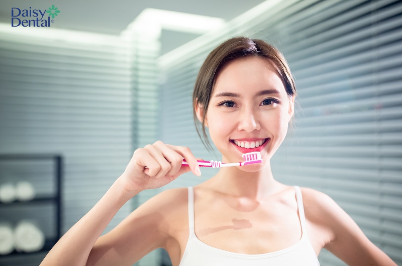 Bạn nên vệ sinh răng miệng kỹ lưỡng để ngăn ngừa tình trạng răng bị đen trên bề mặt