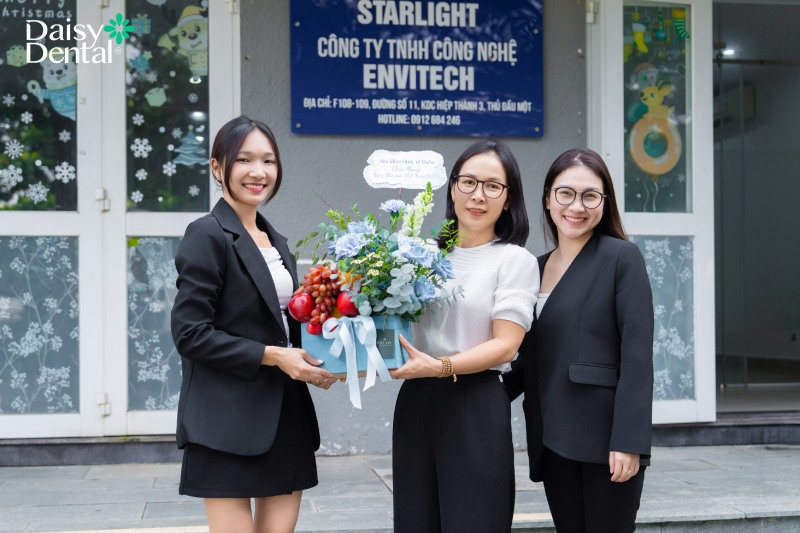 Các thầy cô giáo Trung tâm anh ngữ Starlight vui mừng và phấn khởi khi đón nhận những đóa hoa tươi thắm từ Nha khoa Quốc tế DAISY
