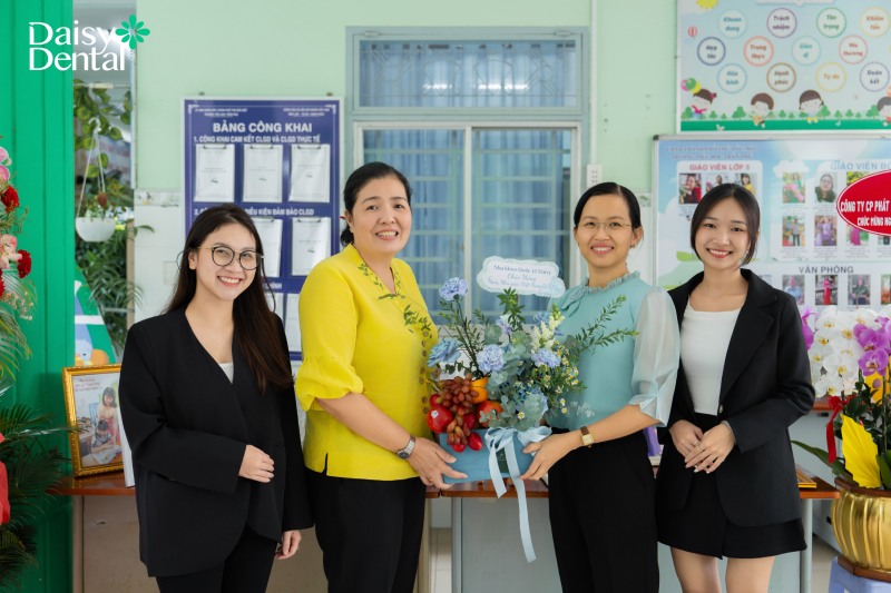 Hiệu trưởng Trường Tiểu Học Chánh Mỹ vui mừng và hạnh phúc khi đón nhận những đóa hoa tươi thắm từ Nha khoa Quốc tế DAISY