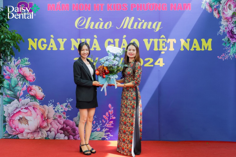 Đại diện các thầy cô trường Mầm non HT Kids Phương Nam vui vẻ nhận quà