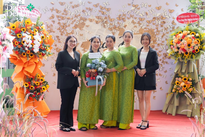 Thầy cô giáo trường Mầm non Học viện Trẻ Thơ hạnh phúc đón nhận đóa hoa tươi thắm từ Nha khoa Quốc tế DAISY