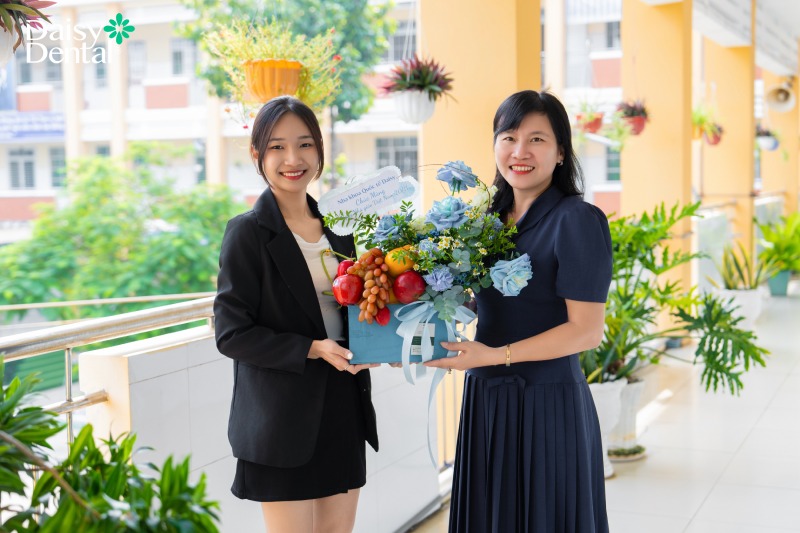 Đại diện Nha khoa Quốc tế DAISY trao hoa cho trường Tiểu học Chánh Mỹ