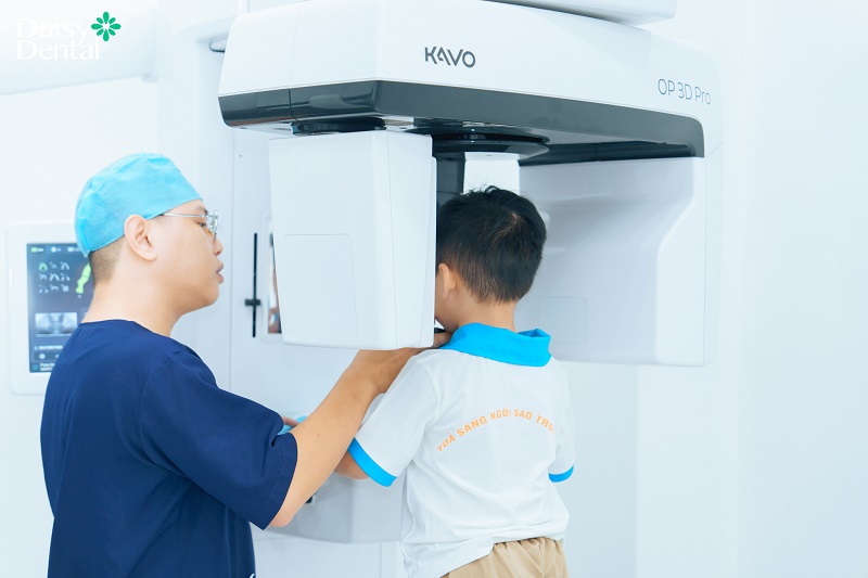 Các em lần lượt được tham quan phòng điều trị, phòng chụp X - quang, phòng vô trùng của Nha khoa Quốc tế DAISY.