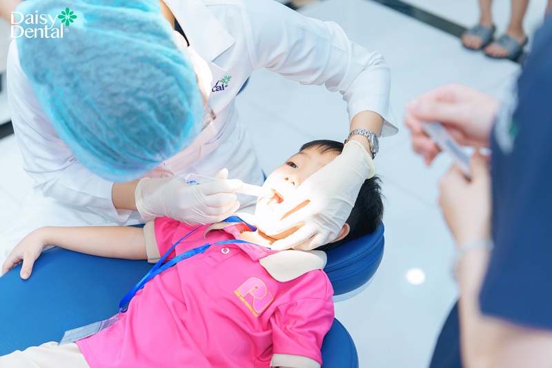 Đội ngũ bác sĩ tại Nha khoa Quốc tế DAISY đã kiểm tra răng miệng tổng quát cho các em.