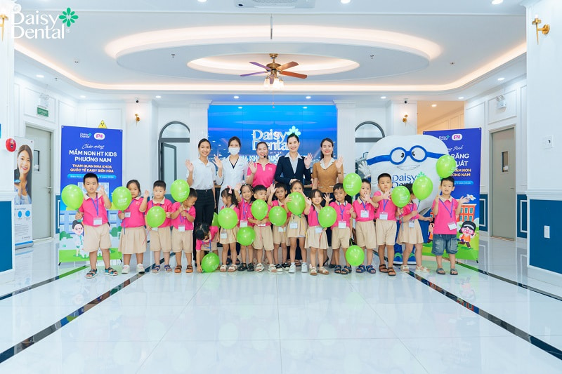 Nha khoa Quốc tế DAISY đón các bé Trường Mầm Non HT Kids Phương Nam đến tham quan phòng khám và kiểm tra răng miệng.