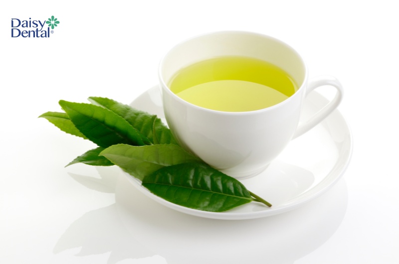 Bạn có thể duy trì thói quen uống trà xanh mỗi ngày để giúp răng chắc khỏe
