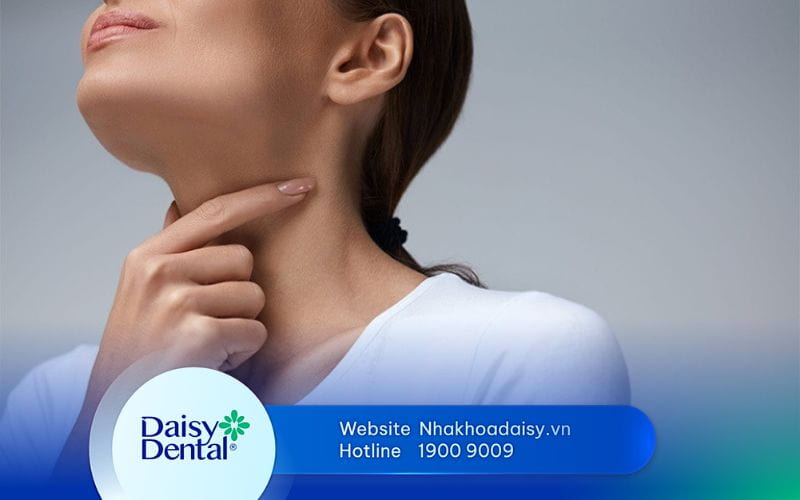 Nuốt nước bọt thấy vướng ở cổ họng