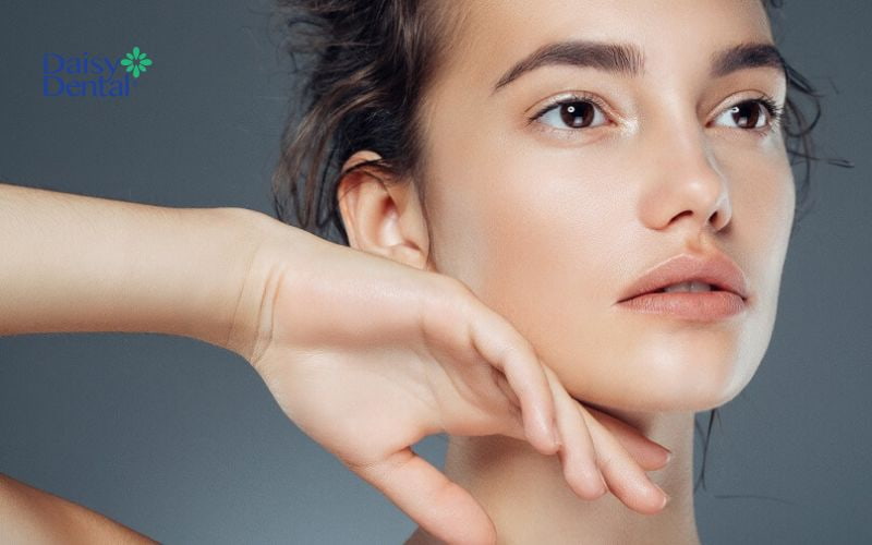 Bôi dung dịch vitamin E đỏ sẽ giúp da căng bóng, ẩm mịn hơn