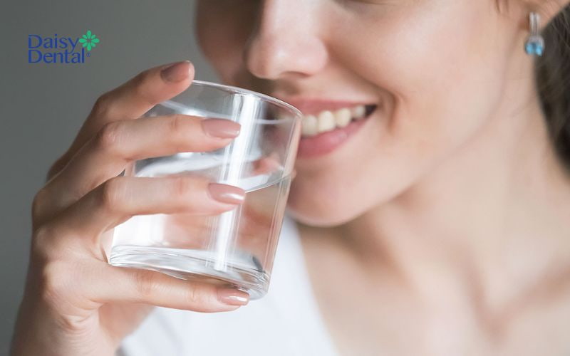 Uống nhiều nước để làm loãng thuốc giúp giảm nguy cơ tác dụng phụ
