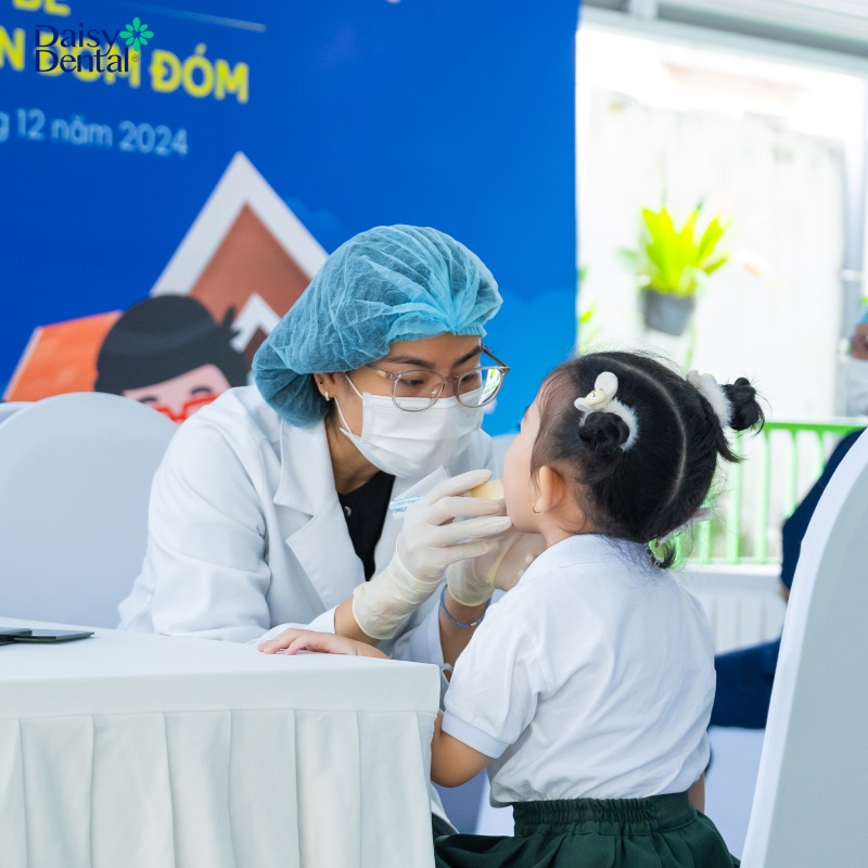 Đội ngũ bác sĩ Nha khoa Quốc tế DAISY thăm khám răng miệng cho các em nhỏ một cách cẩn thận, chu đáo