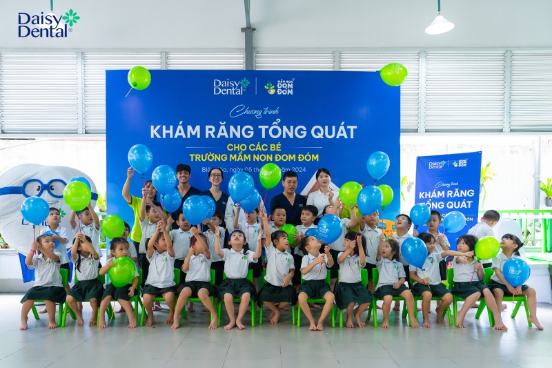 Các em nhỏ Trường Mầm non Đom Đóm hào hứng khi nhận được quà từ Nha khoa Quốc tế DAISY