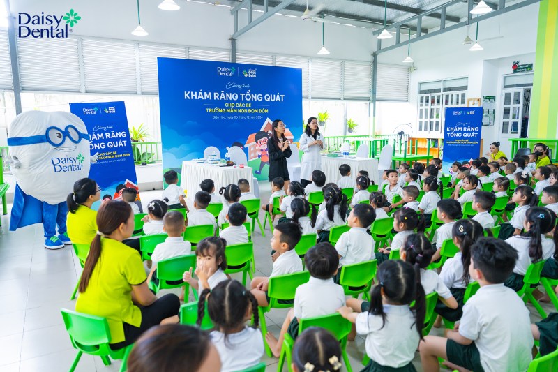 Nha khoa Quốc tế DAISY thăm khám sức khỏe răng miệng cho hơn 100 em học sinh Trường Mầm non Đom Đóm