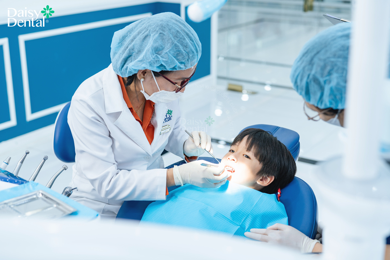 Nha khoa Quốc tế DAISY đồng hành cùng bác sĩ Bệnh viện Quân y 175 chia sẻ về niềng răng sớm cho trẻ.