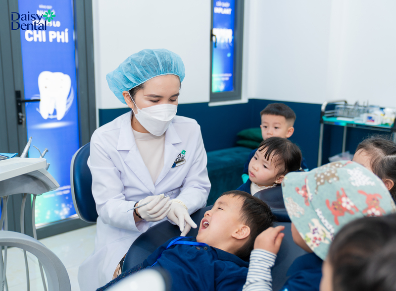 Nha khoa Quốc tế DAISY đồng hành cùng bác sĩ Bệnh viện Quân y 175 chia sẻ về niềng răng sớm cho trẻ.