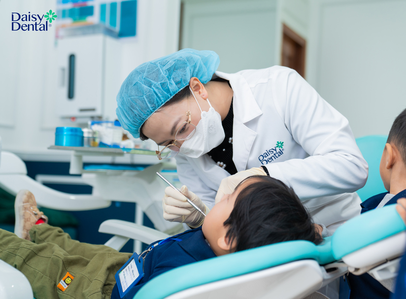 Nha khoa Quốc tế DAISY đồng hành cùng bác sĩ Bệnh viện Quân y 175 chia sẻ về niềng răng sớm cho trẻ.