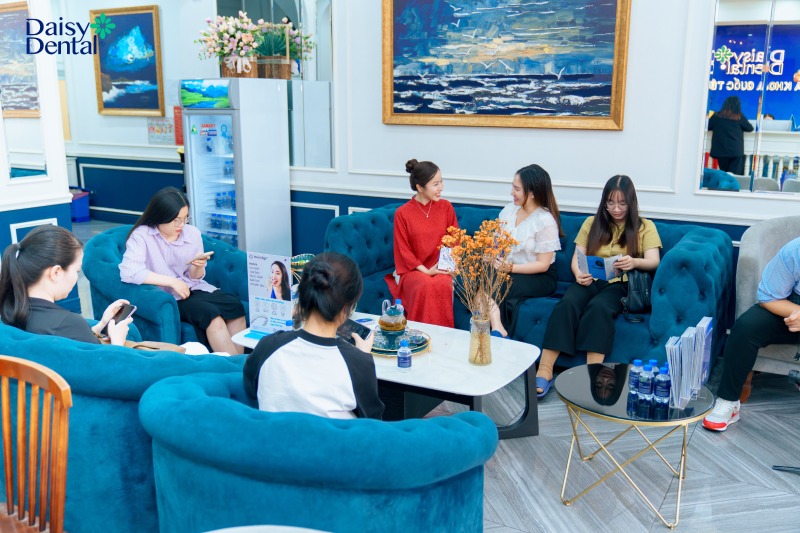 Đông đảo khách hàng đến Nha khoa Quốc tế DAISY để tân trang nụ cười trước thềm năm mới và săn quà hấp dẫn