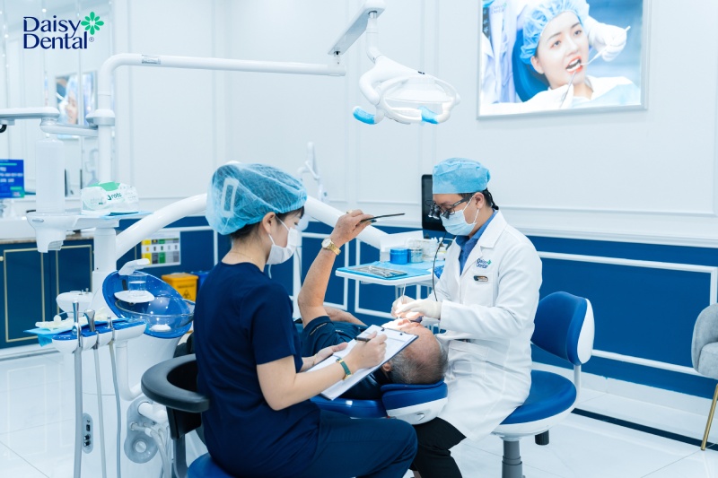 Phục hình răng Implant là một trong những dịch vụ phổ biến, nhưng cần được tư vấn, thăm khám kỹ càng.