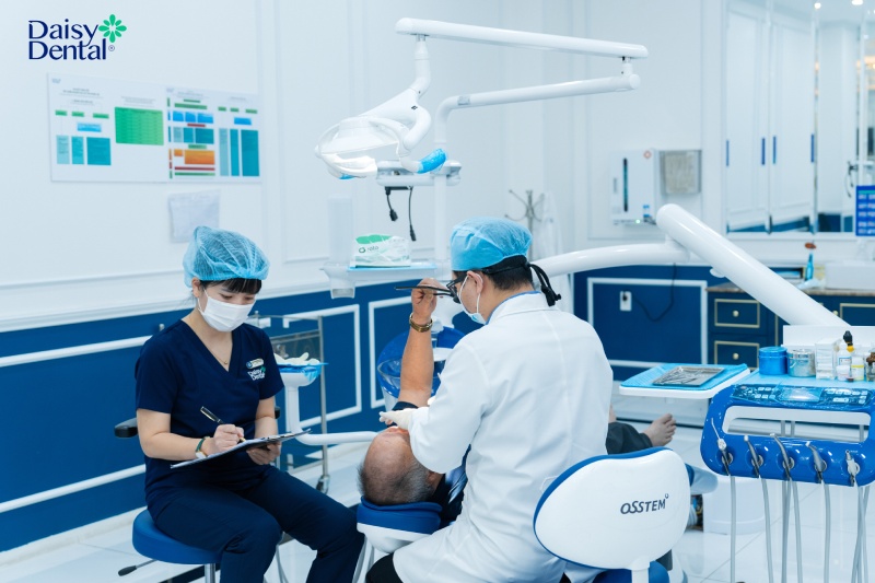Nha khoa Quốc tế DAISY tầm soát răng miệng toàn diện cho khách hàng tham dự sự kiện.