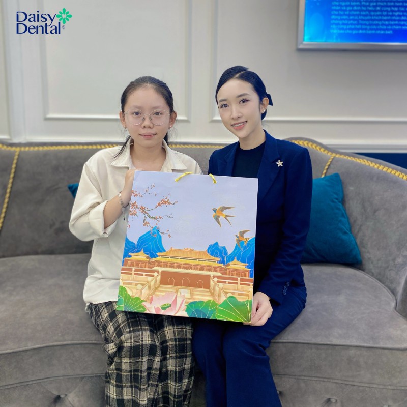 Nha khoa Quốc tế DAISY đã trao tận tay khách hàng phần quà Tết ý nghĩa như một lời cảm ơn vì đã đồng hành cùng phòng khám trong suốt thời gian qua