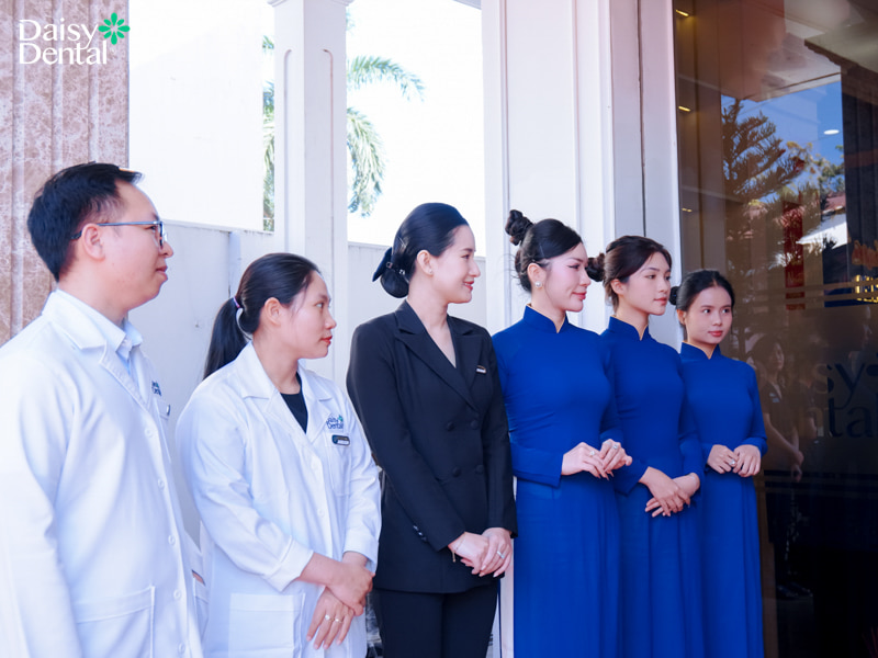 Đội ngũ y bác sĩ cùng nhân sự của DAISY DENTAL rạng rỡ trong sự kiện múa lân khai xuân