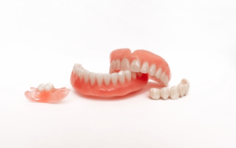 So với các loại hàm giả khác, hàm nhựa tháo lắp có chi phí thấp hơn đáng kể.