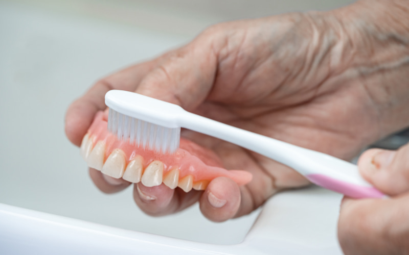 Chăm sóc và bảo quản hàm giả tháo lắp đúng cách giúp kéo dài tuổi thọ của hàm giả và duy trì sức khỏe răng miệng tốt.