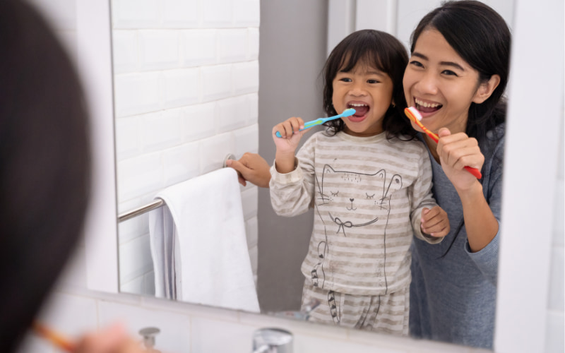 Dạy trẻ chải răng ít nhất 2 lần mỗi ngày, vào buổi sáng và buổi tối trước khi đi ngủ.