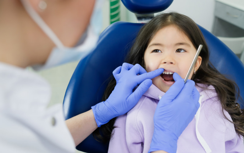 Việc khám răng định kỳ rất quan trọng, hãy đảm bảo đưa trẻ đi khám răng định kỳ theo lịch hẹn của bác sĩ.