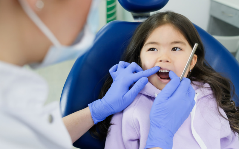 Nha khoa Daisy sử dụng các trang thiết bị hiện đại, đảm bảo quá trình nhổ răng diễn ra an toàn.