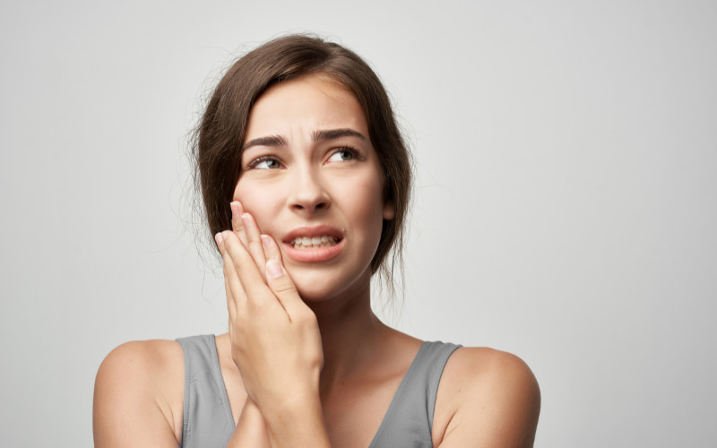 Tẩy trắng răng sai cách có thể gây ra nhiều ảnh hưởng nghiêm trọng cho sức khỏe răng miệng 