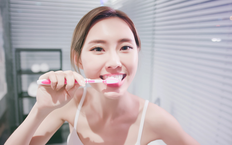 Sử dụng bàn chải lông mềm và kem đánh răng có chứa fluoride để đánh răng