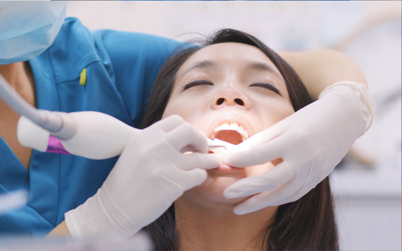 Việc cạo vôi răng định kỳ giúp tránh được các bệnh về răng miệng. 