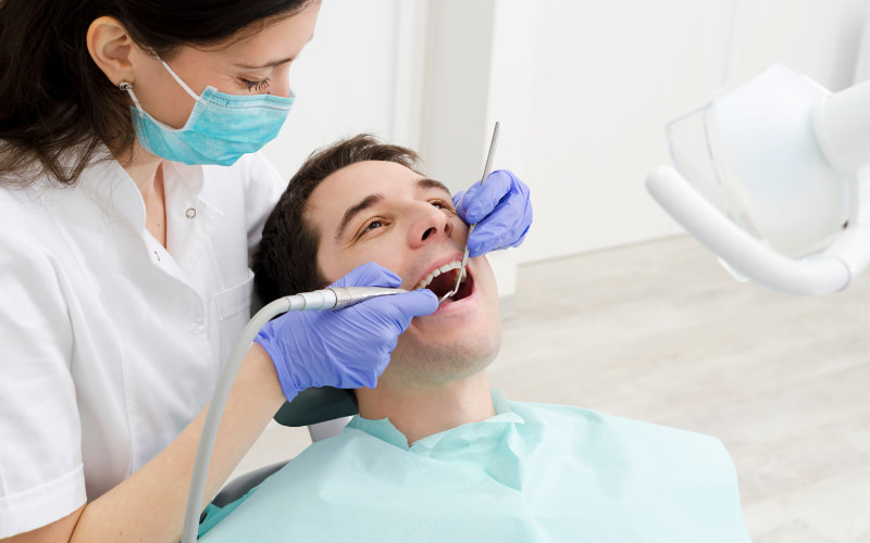 Việc cạo vôi đánh bóng răng nên được thực hiện bởi bác sĩ nha khoa có chuyên môn để đảm bảo an toàn và hiệu quả.