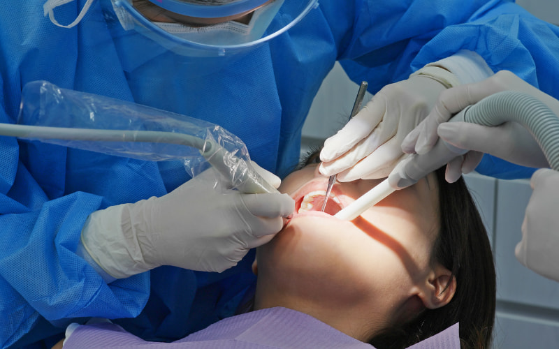 Cạo vôi răng bằng sóng siêu âm thường ít gây đau hoặc thậm chí không gây đau