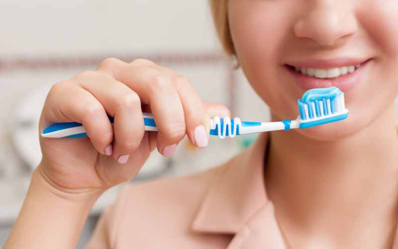 Sử dụng bàn chải lông mềm và kem đánh răng có chứa fluoride.