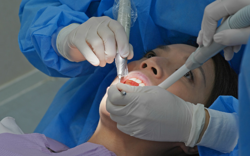 Việc lấy cao răng nên được thực hiện tại các phòng khám nha khoa uy tín với đội ngũ bác sĩ và kỹ thuật viên có chuyên môn và kinh nghiệm.