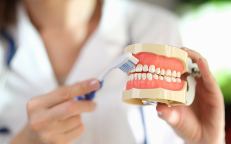 Chải răng đúng cách và thường xuyên để ngăn ngừa vôi răng hình thành