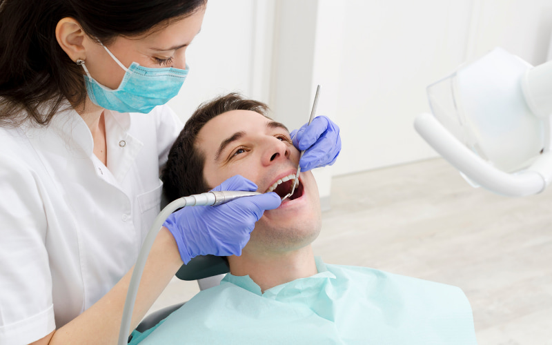 Trung bình thời gian cạo vôi răng tại nha khoa thường dao động trong khoảng 15 đến 30 phút