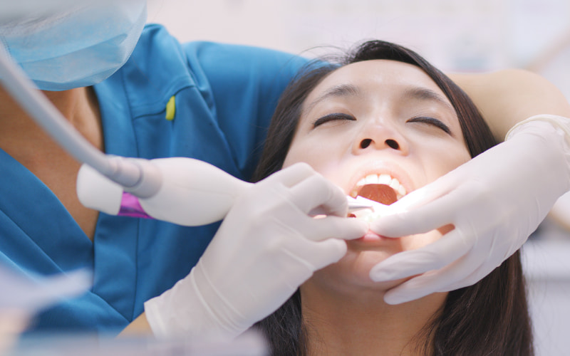 Cạo vôi răng định kỳ (thường 3-6 tháng một lần) là một biện pháp quan trọng để duy trì sức khỏe răng miệng