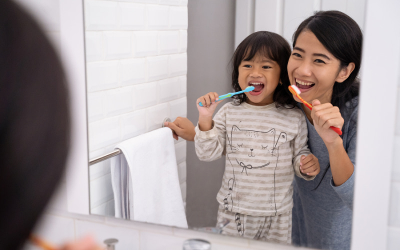 Chải răng ít nhất hai lần một ngày, vào buổi sáng sau khi thức dậy và buổi tối trước khi đi ngủ.