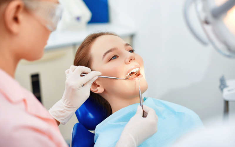 Với tình trạng tụt lợi nặng, phẫu thuật ghép nướu có thể cần thiết để phục hồi phần nướu bảo vệ chân răng.