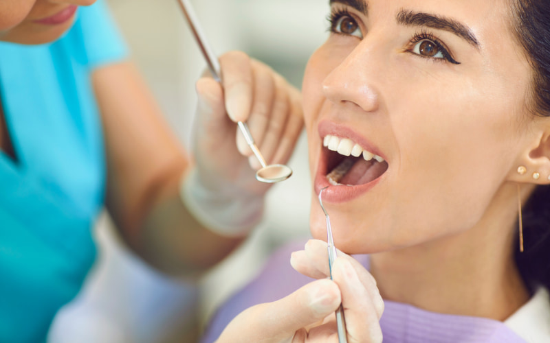 Nên cạo vôi răng định kỳ 6 tháng một lần hoặc theo chỉ định của nha sĩ.