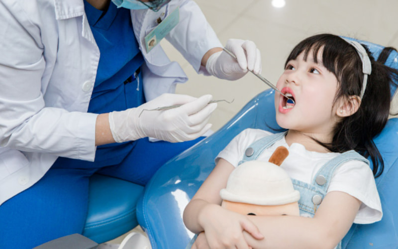 Lấy cao răng cho trẻ em, đặc biệt là trẻ trong độ tuổi răng sữa rất quan trọng để ngăn ngừa những tác hại xấu đến sức khỏe răng miệng