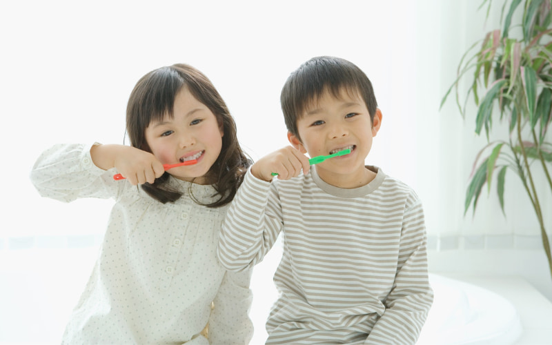 Dạy trẻ đánh răng ít nhất 2 lần/ngày, vào buổi sáng và tối trước khi đi ngủ.