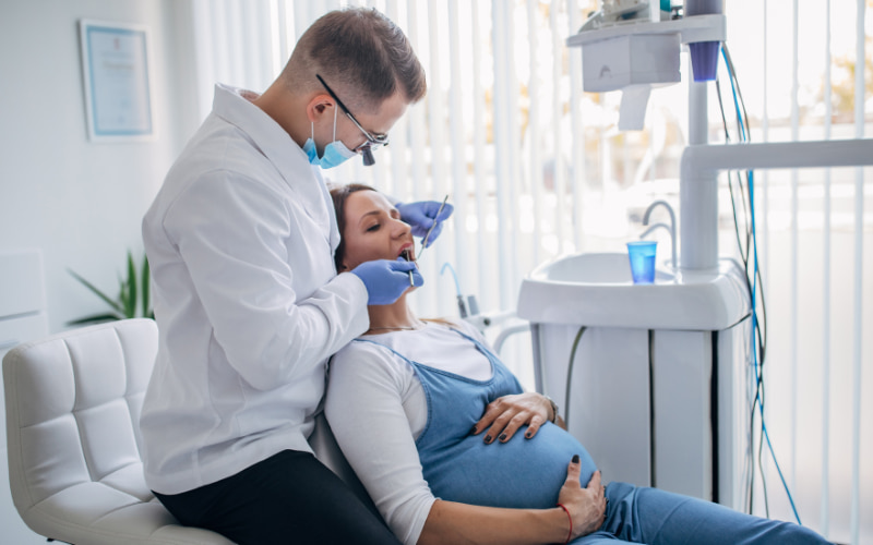 Phụ nữ mang thai có nguy cơ mắc các bệnh răng miệng do sự thay đổi hormone và thiếu hụt canxi.