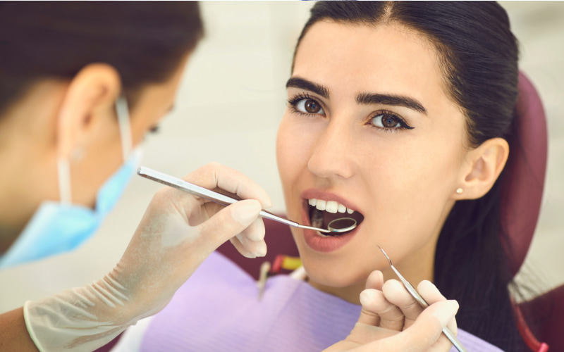 tuân theo hướng dẫn của bác sĩ nha để giảm thiểu tình trạng răng nhạy cảm sau khi trám.